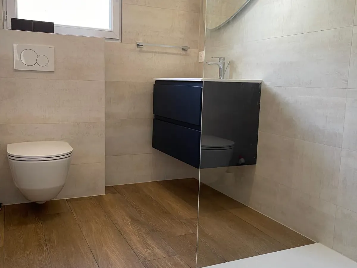 Salle de bains terminée avec WC suspendu et receveur de douche