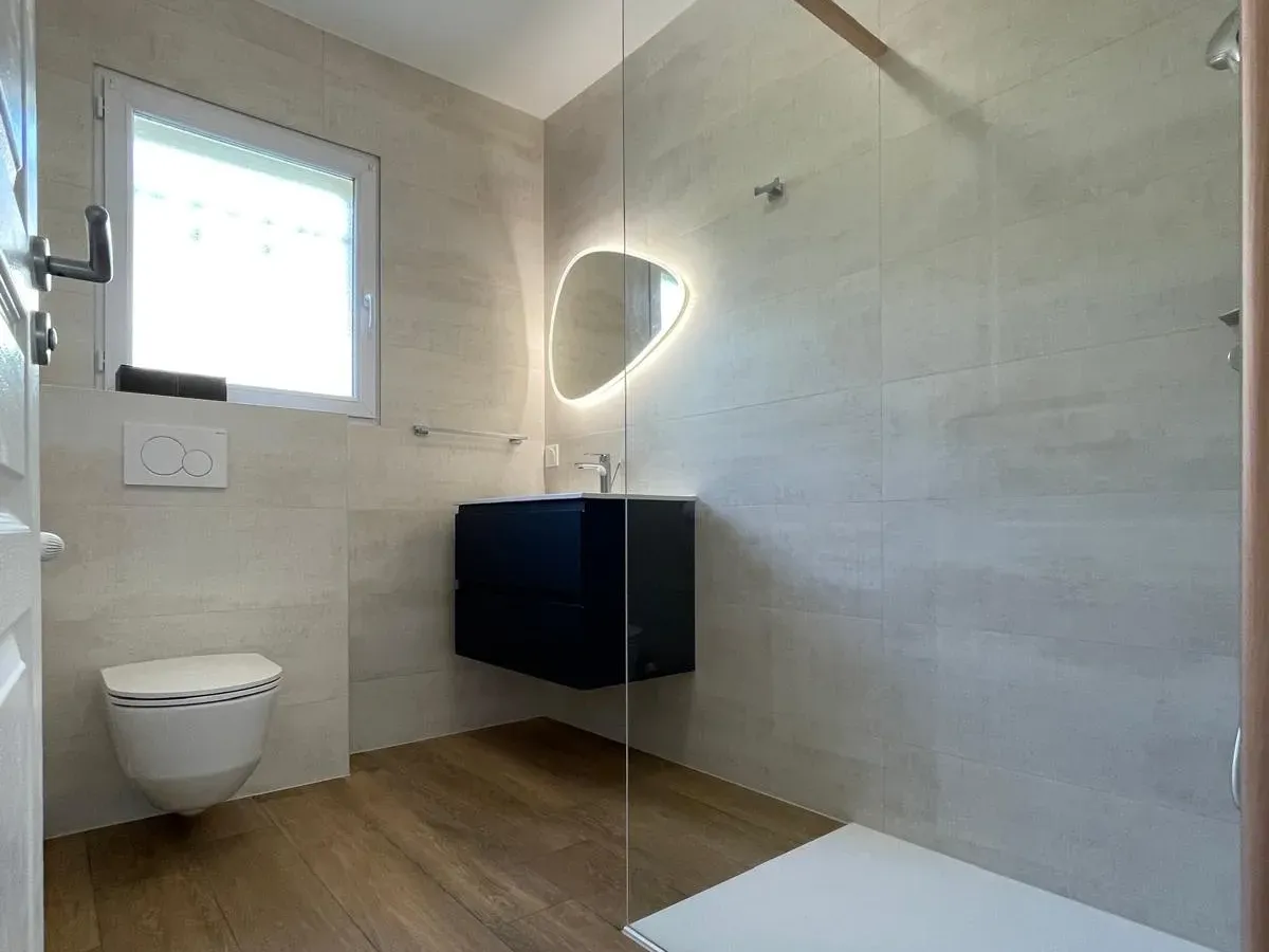 Salle de bains terminée avec WC suspendu et douche à l’italienne