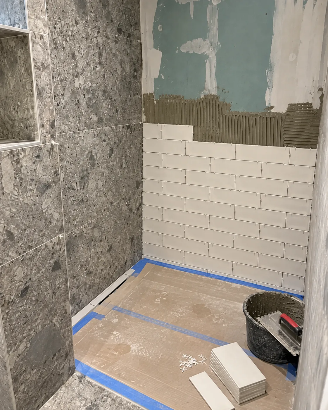 Pendant les travaux : pose de la faïence blanche
