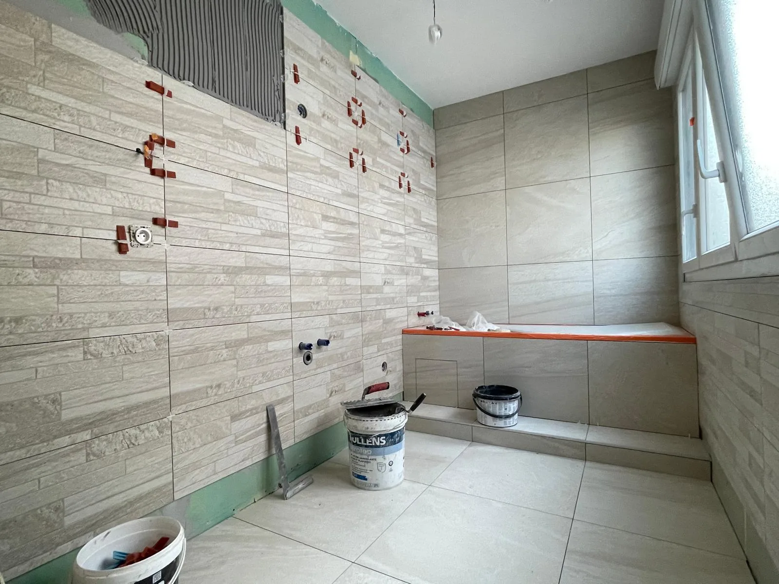 Pendant les travaux : pose du carrelage mural