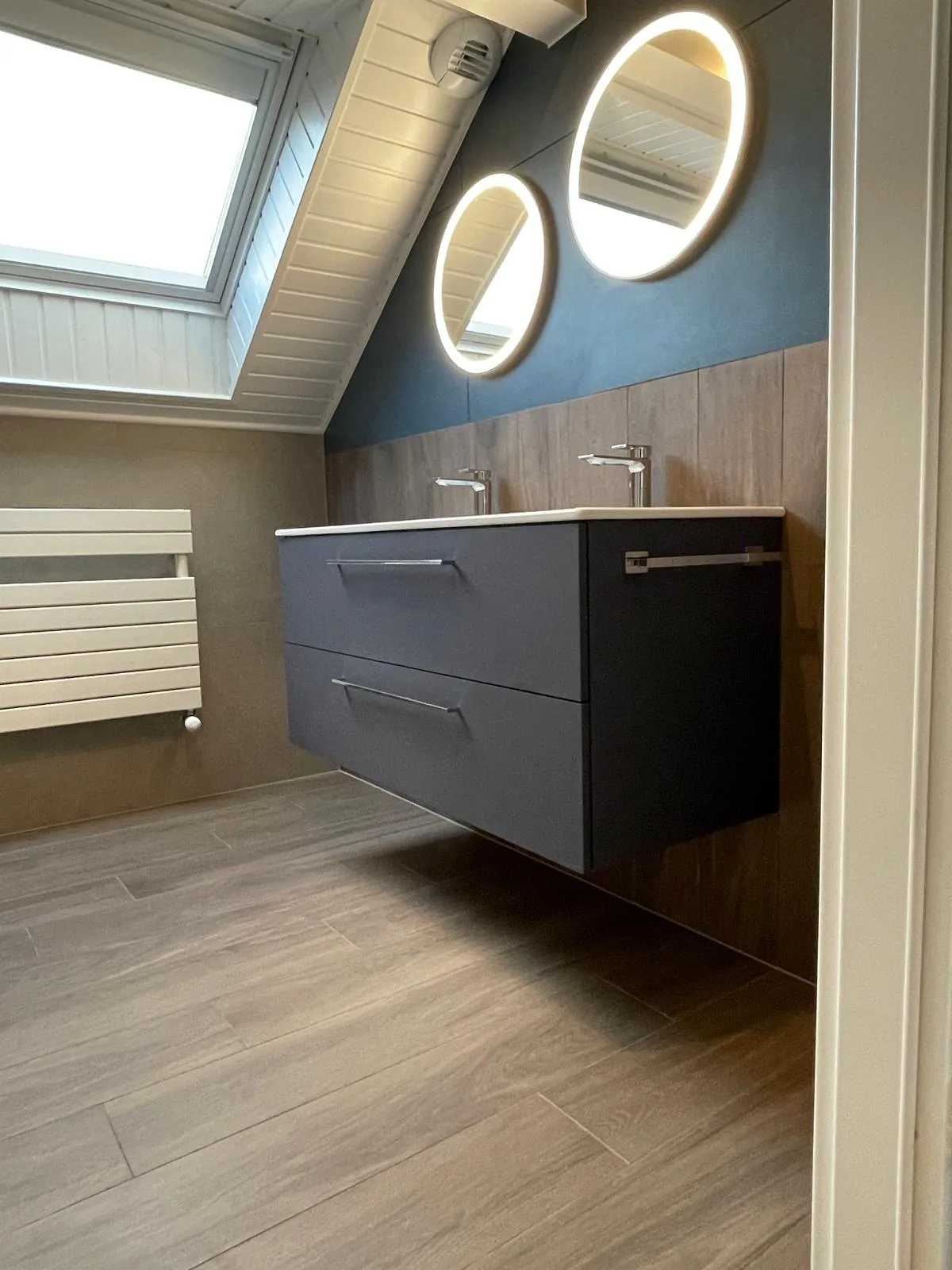 Le meuble vasque suspendu et le radiateur