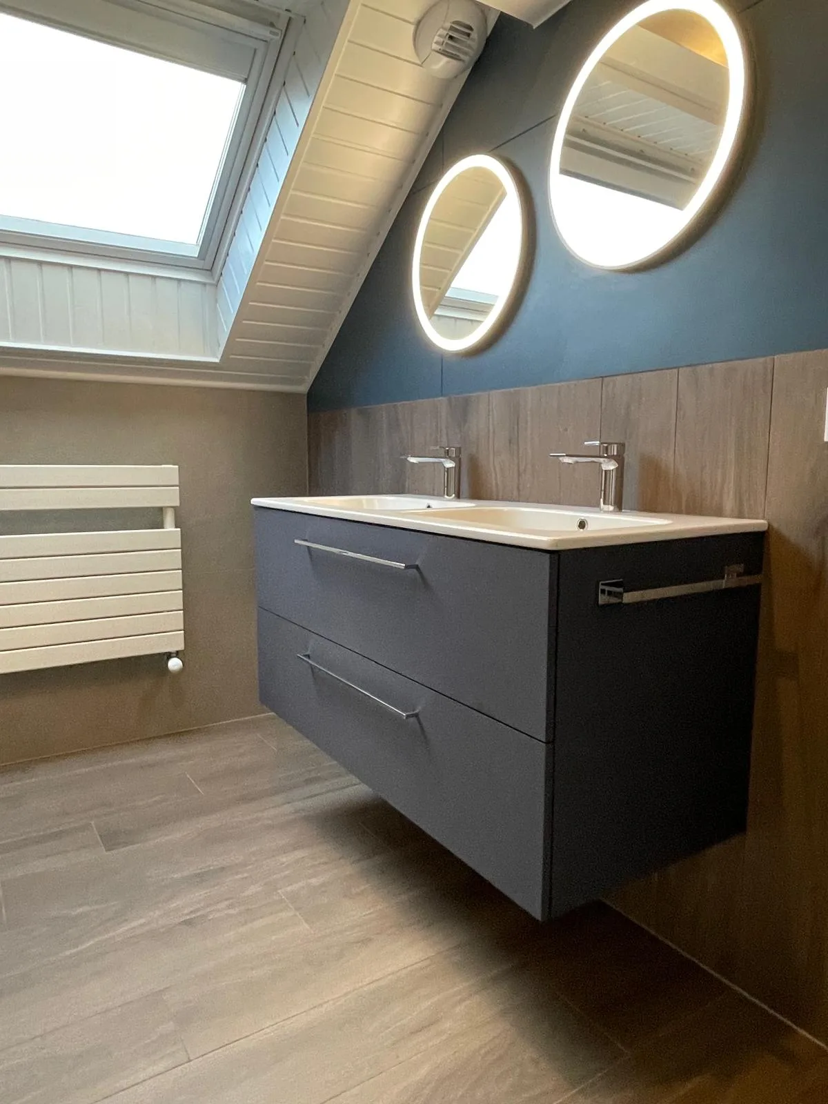 Vue rapprochée du meuble double vasque