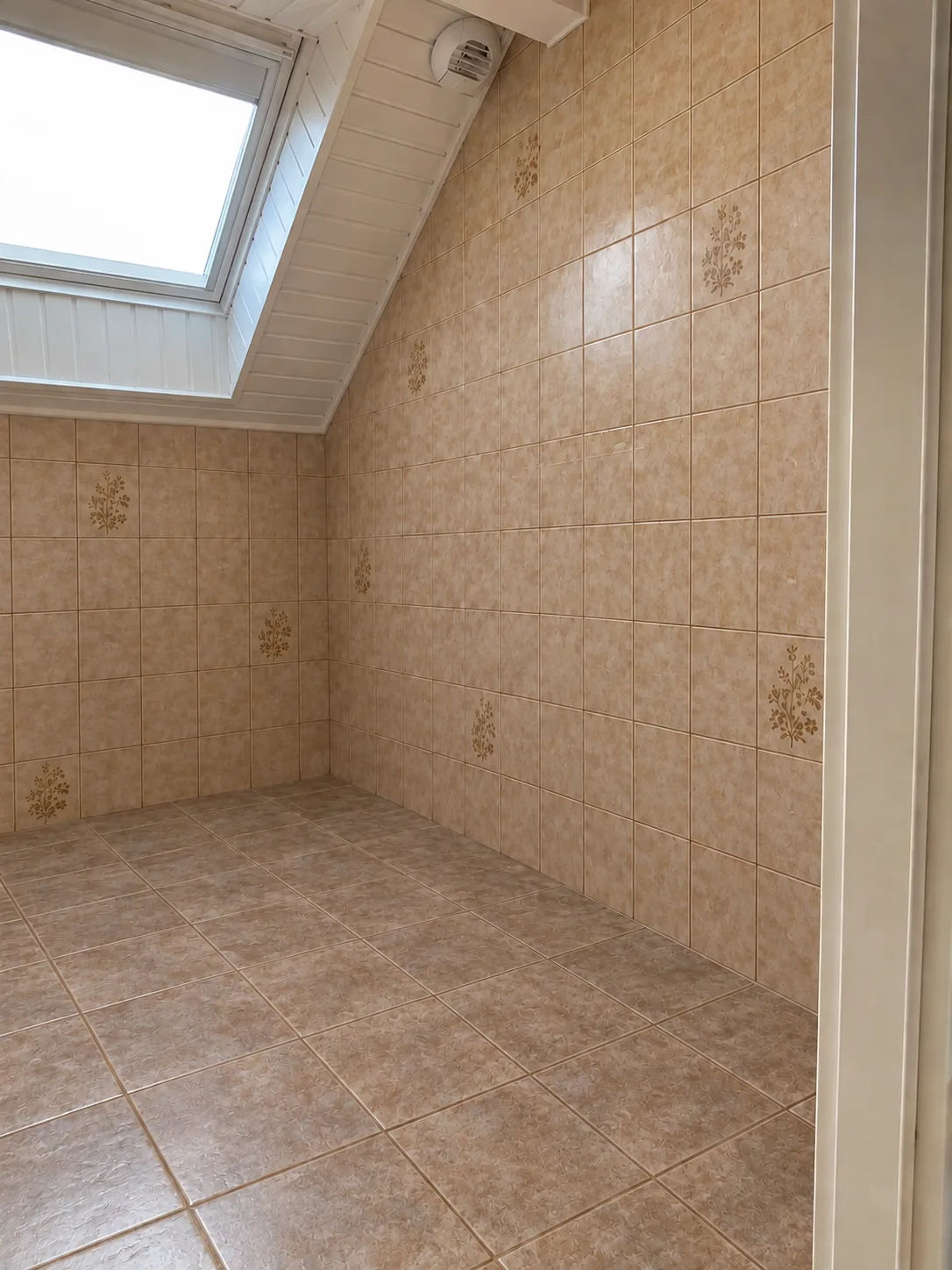 Avant : murs et sol en carrelage beige à motifs
