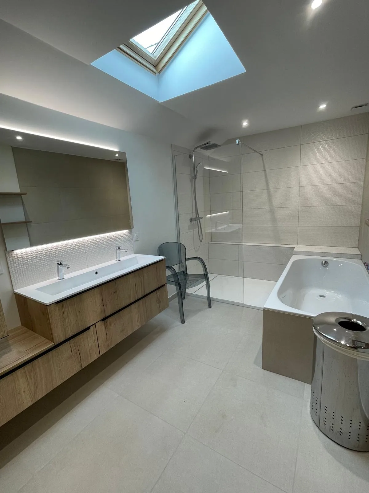 Baignoire et douche sous le velux