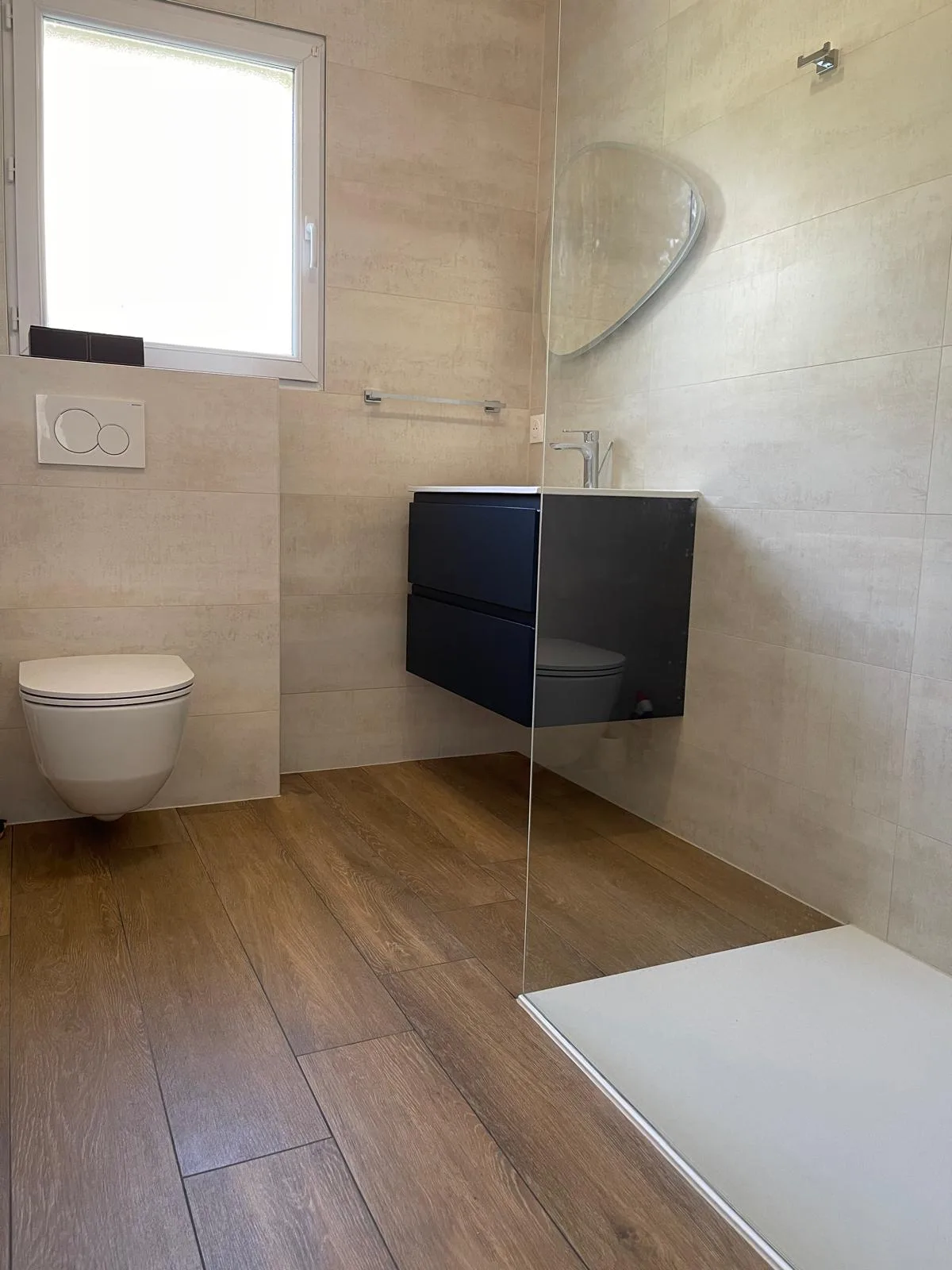 WC suspendu et receveur de douche blanc